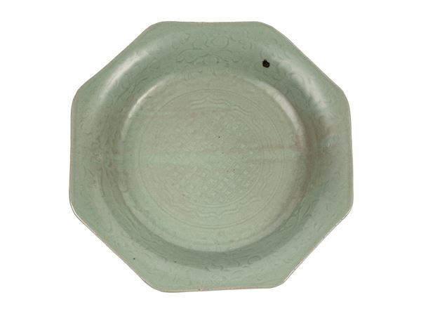 A LARGE LONGQUAN CELADON PORCELAIN PLATE 