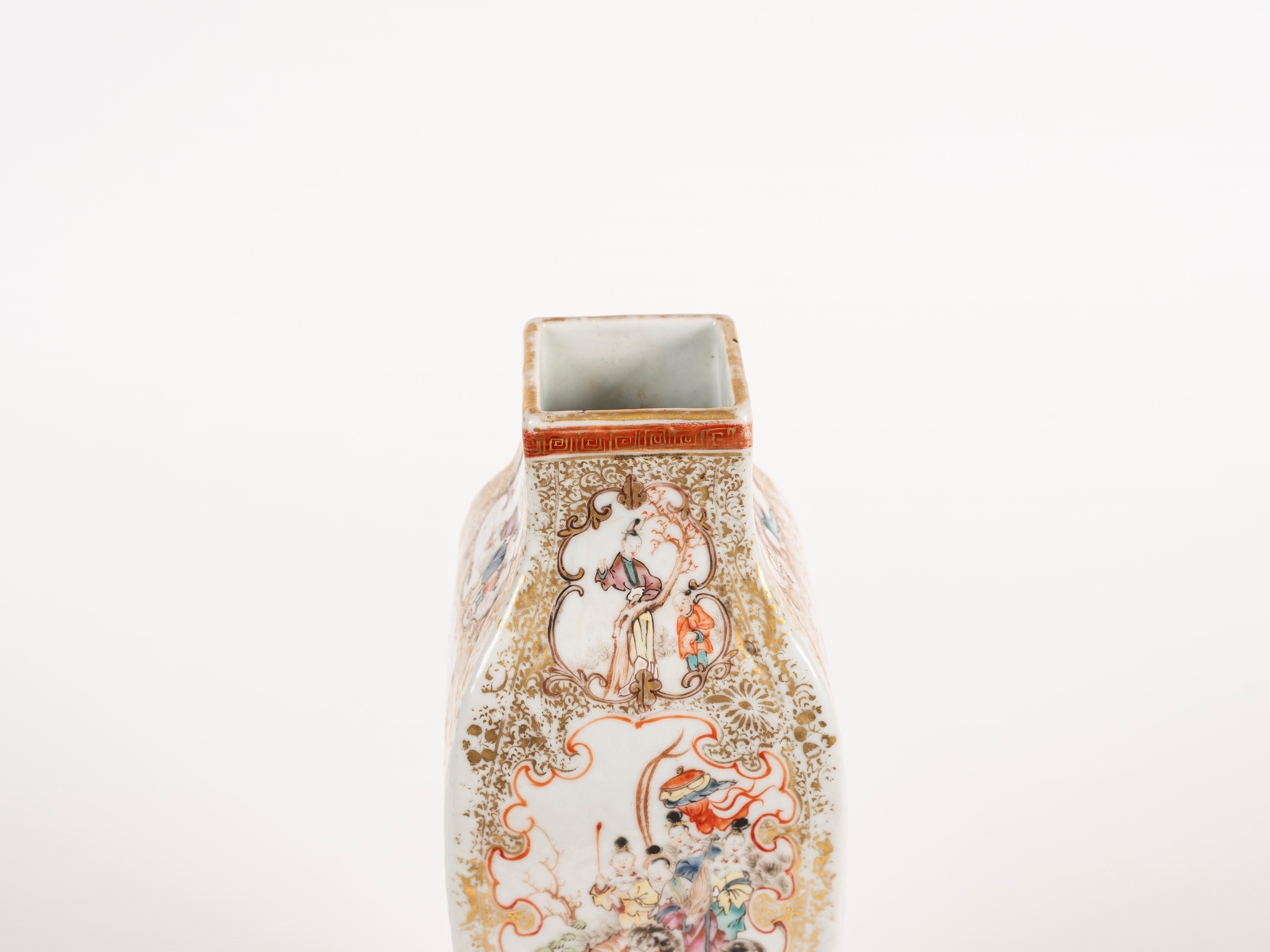 VASO IN PORCELLANA FAMIGLIA ROSA