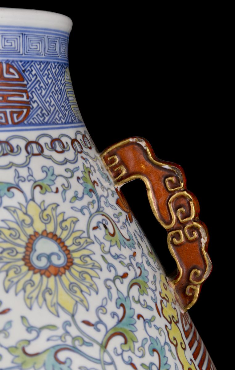 GRANDE VASO IN PORCELLANA DI FORMA ‘HU’ IN SMALTI DOUCAI