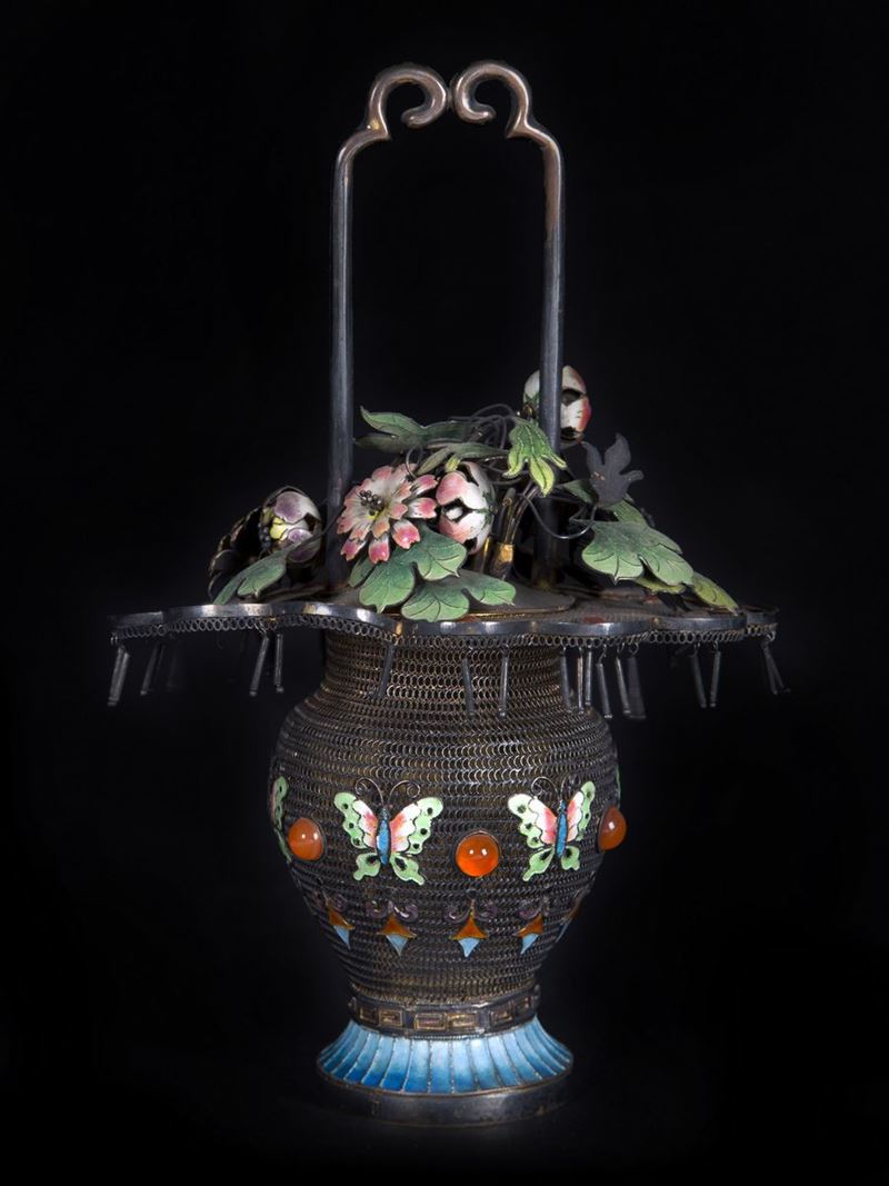 Cina, Cestino in argento decorato con smalti di farfalle e fiori, h. 21 cm