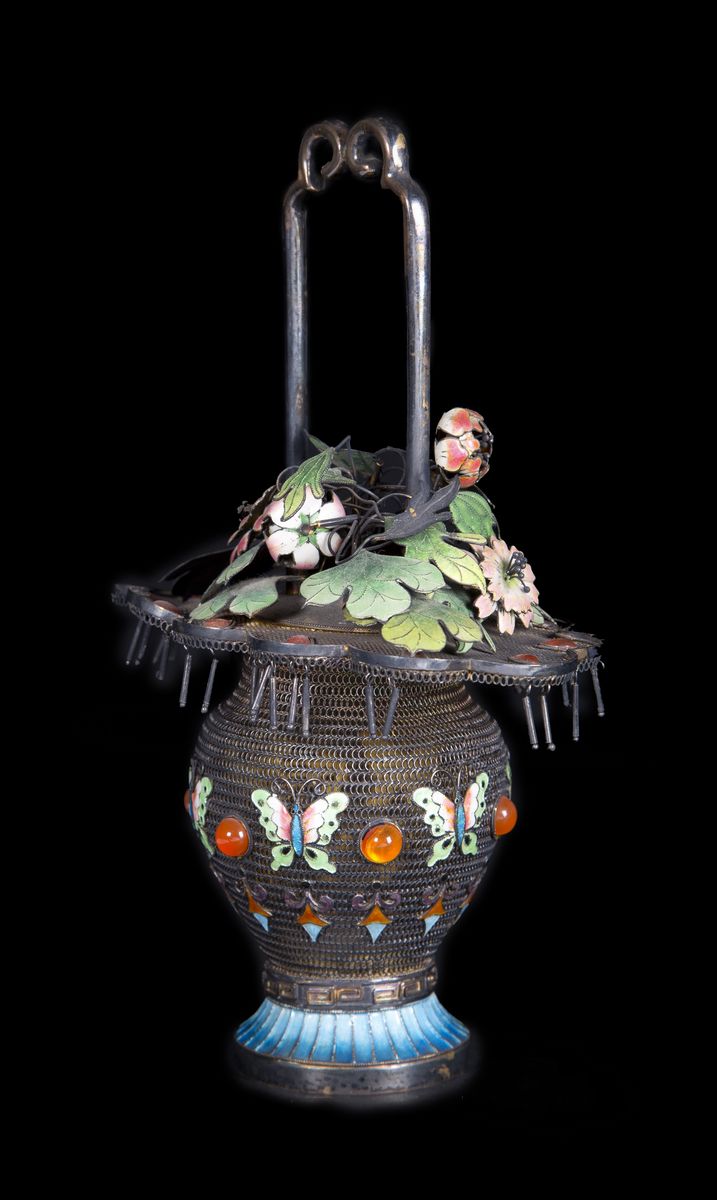 Cina, Cestino in argento decorato con smalti di farfalle e fiori, h. 21 cm