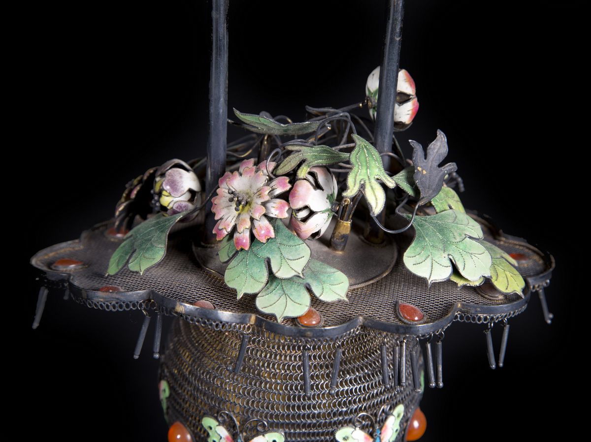 Cina, Cestino in argento decorato con smalti di farfalle e fiori, h. 21 cm