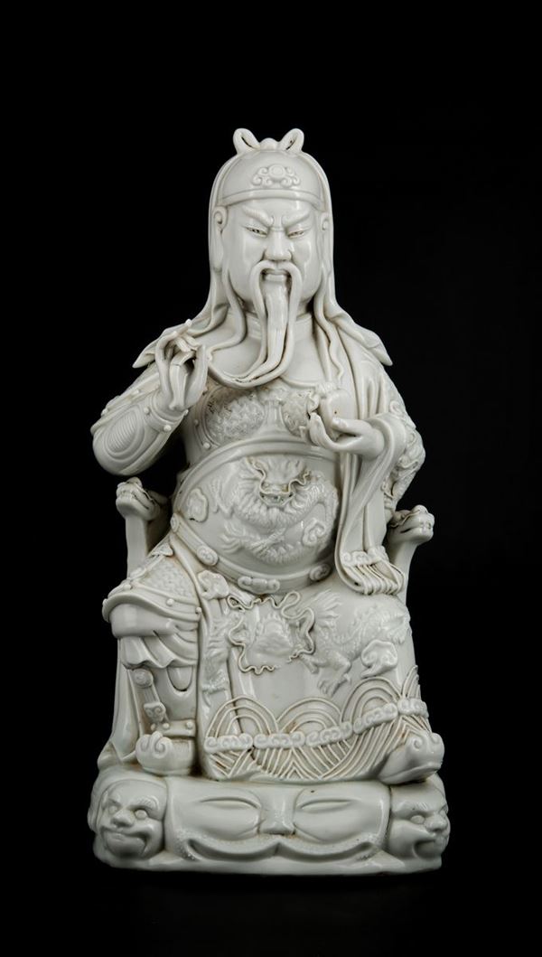 FIGURA DI GUAN GONG IN PORCELLANA BLANC-DE-CHINE MARCATO BO JI JU REN