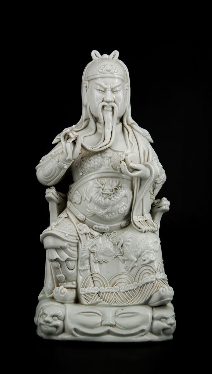 FIGURA DI GUAN GONG IN PORCELLANA BLANC-DE-CHINE MARCATO BO JI JU REN
