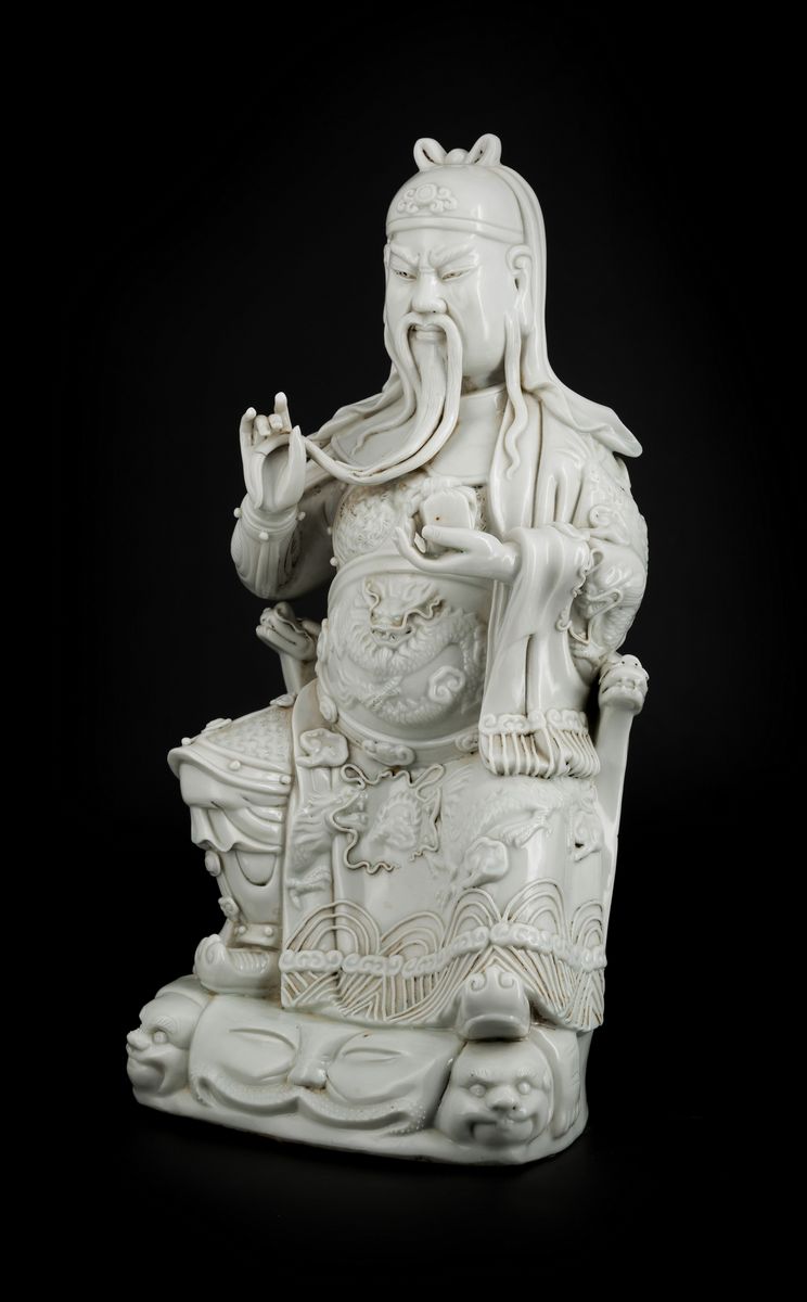 FIGURA DI GUAN GONG IN PORCELLANA BLANC-DE-CHINE MARCATO BO JI JU REN