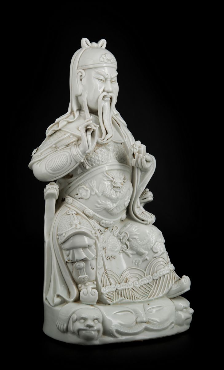 FIGURA DI GUAN GONG IN PORCELLANA BLANC-DE-CHINE MARCATO BO JI JU REN