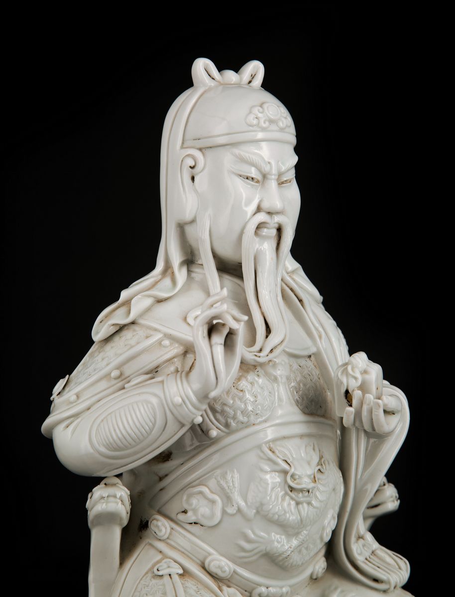 FIGURA DI GUAN GONG IN PORCELLANA BLANC-DE-CHINE MARCATO BO JI JU REN