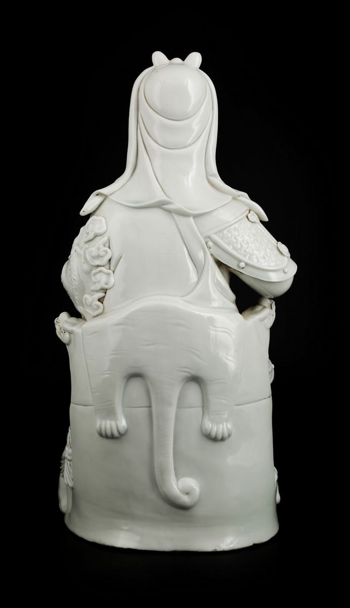 FIGURA DI GUAN GONG IN PORCELLANA BLANC-DE-CHINE MARCATO BO JI JU REN