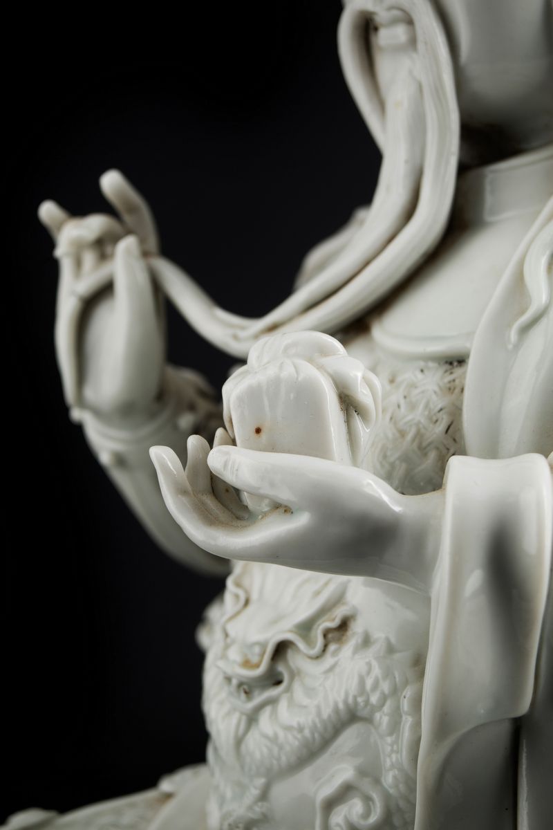 FIGURA DI GUAN GONG IN PORCELLANA BLANC-DE-CHINE MARCATO BO JI JU REN