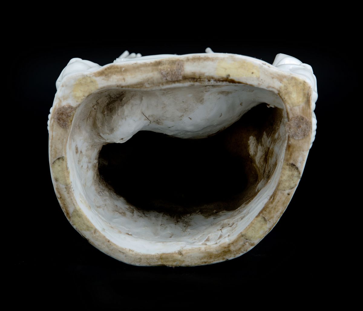 FIGURA DI GUAN GONG IN PORCELLANA BLANC-DE-CHINE MARCATO BO JI JU REN