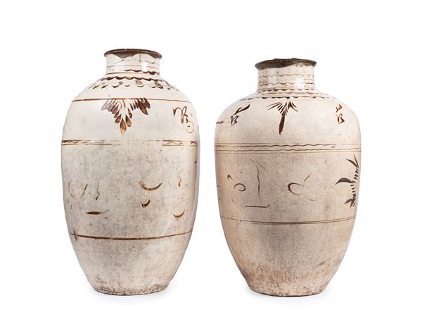 A LARGE PAIR OF CHIZOU PORCELAIN VASES