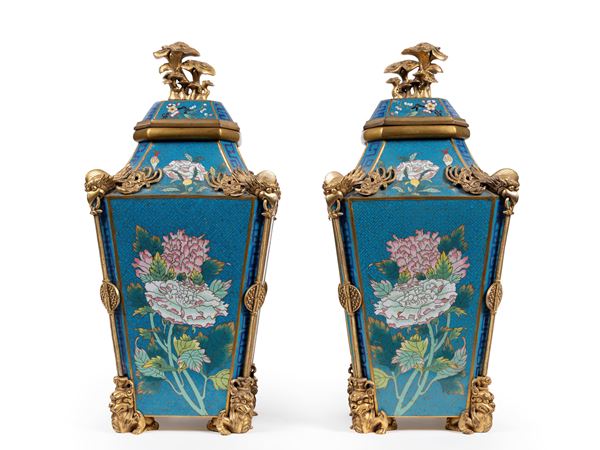 A PAIR OF LARGE CLOISONNÉ VASES AND COVERS