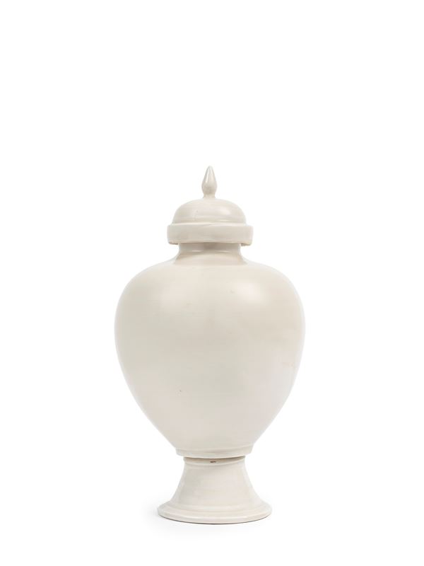 A RARE WHITE-GLAZE VASE AND COVER