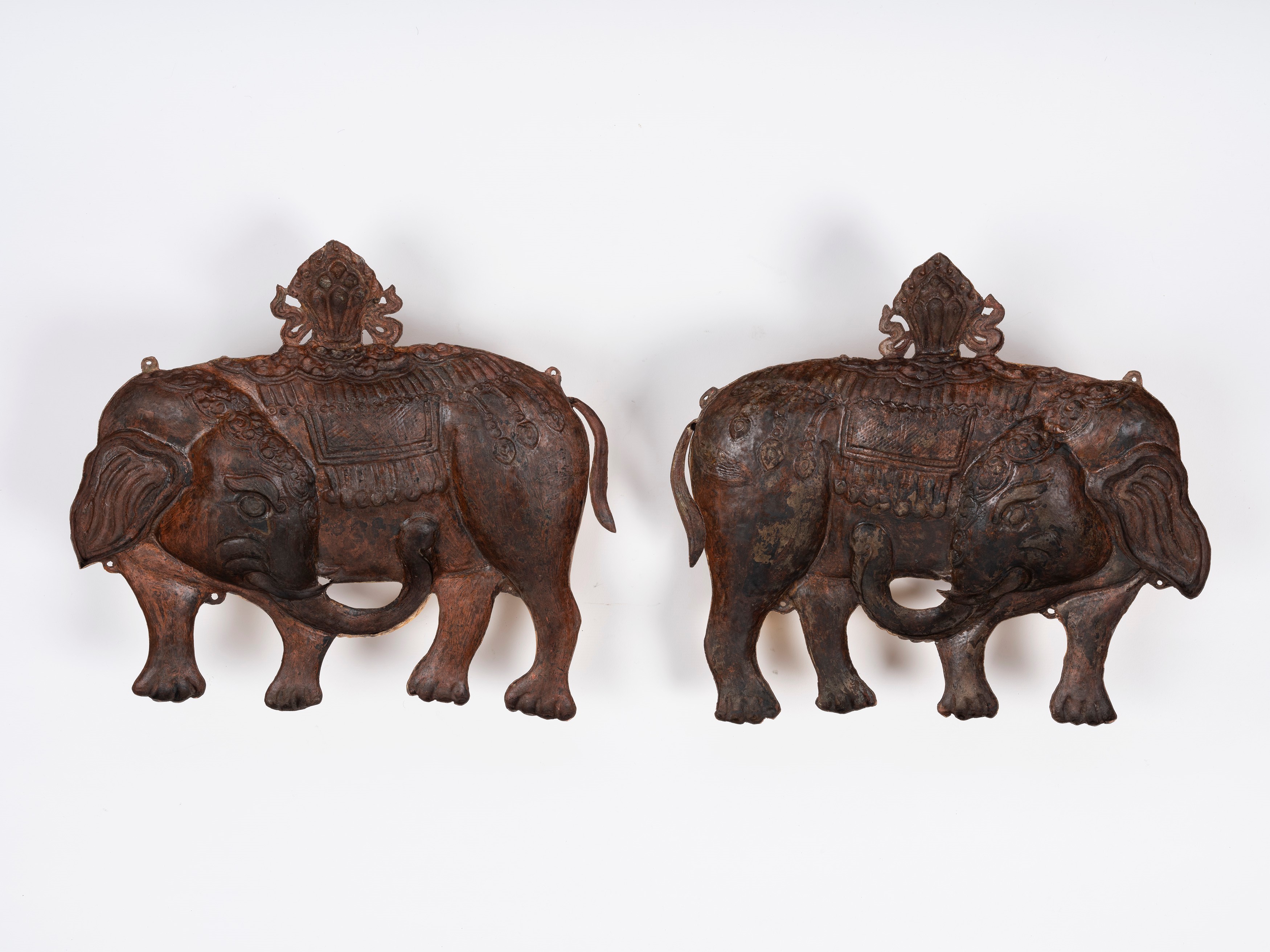 DUE ELEFANTI IN RAME DORATO E SBALZATO