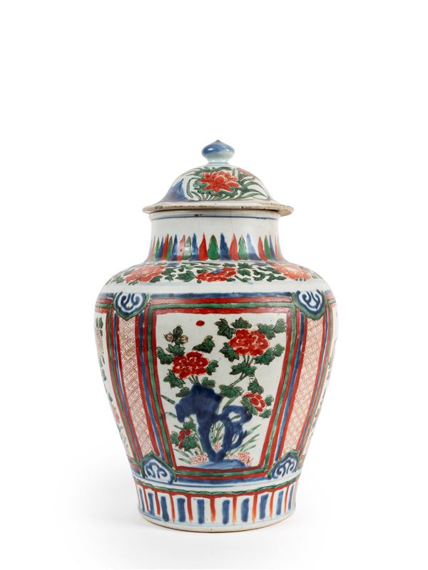 A WUCAI PORCELAIN POTICHE