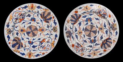 Cina, Coppia di grandi piatti in porcellana Imari, Kangxi (1661-1722)