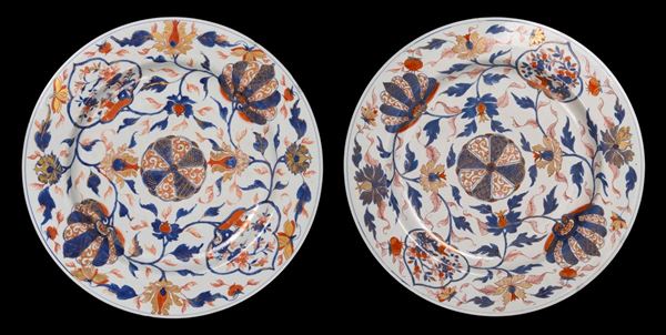 COPPIA DI GRANDI PIATTI IN PORCELLANA IMARI 