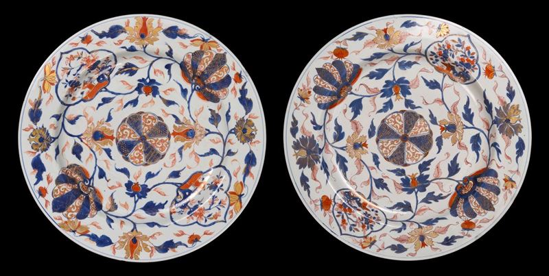 Cina, Coppia di grandi piatti in porcellana Imari, Kangxi (1661-1722)
