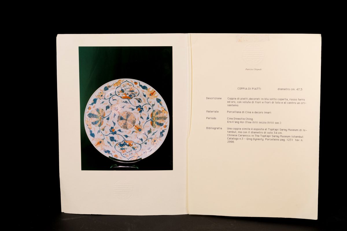 Cina, Coppia di grandi piatti in porcellana Imari, Kangxi (1661-1722)
