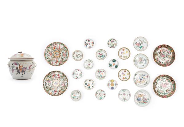 A PORCELAIN POTICHE AND TWENTYONE PORCELAIN SAUCERS