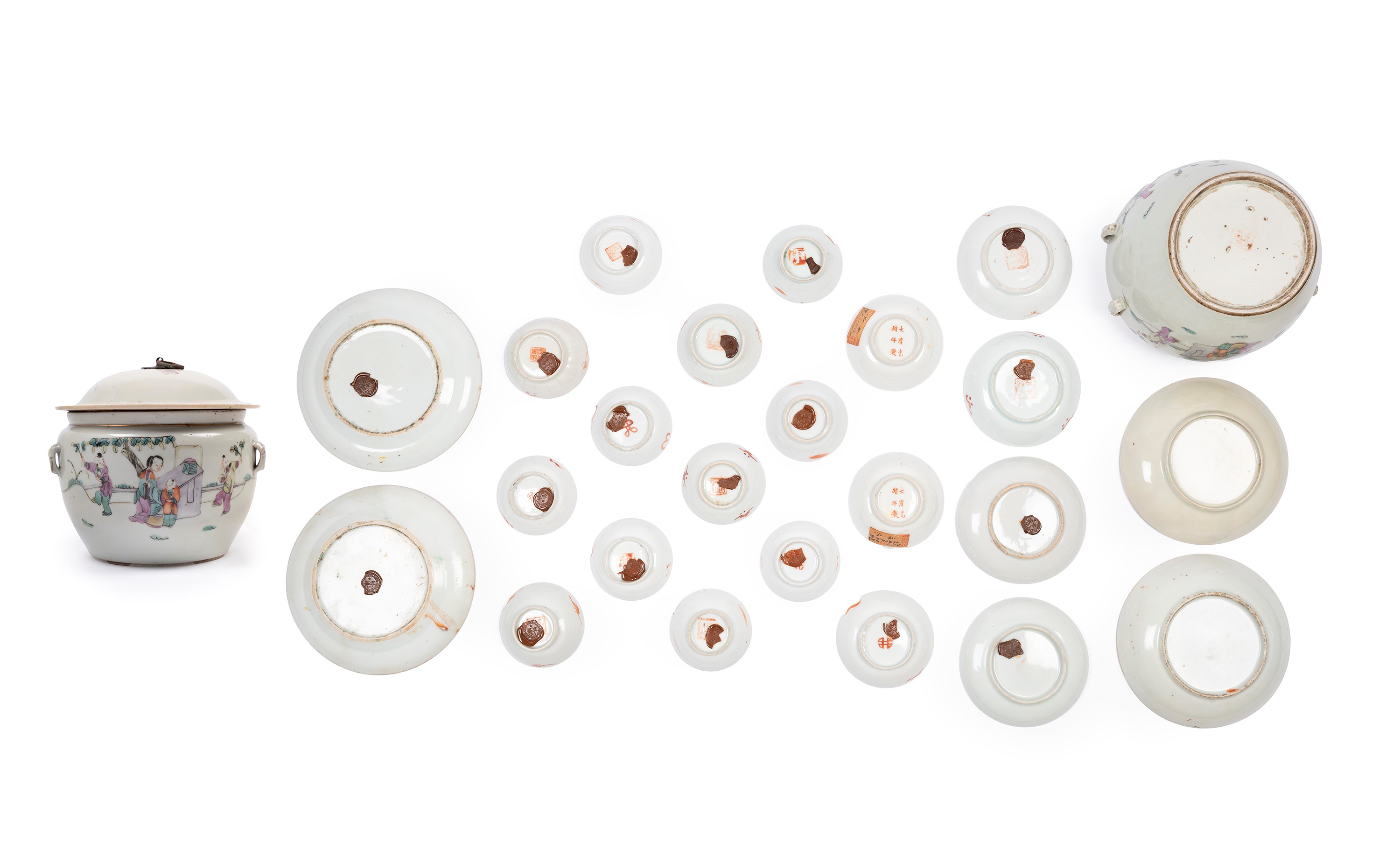 UNA POTICHE E VENTUNO PIATTINI IN PORCELLANA