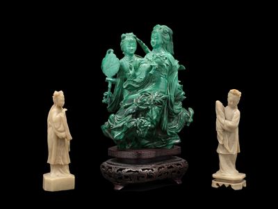 Una Figura in Malachite e Due in Soapstone