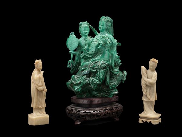 UNA FIGURA IN MALACHITE E DUE IN SOAPSTONE