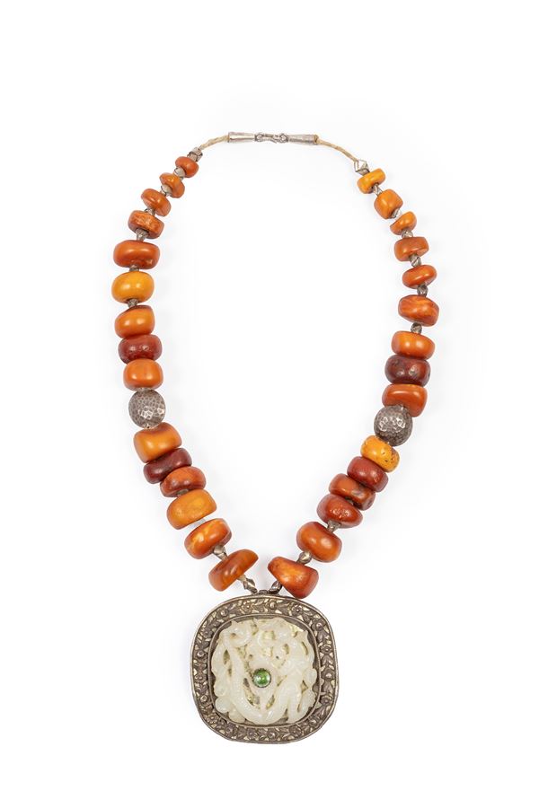 AN AMBER SILVER AND JADE NECKLACE