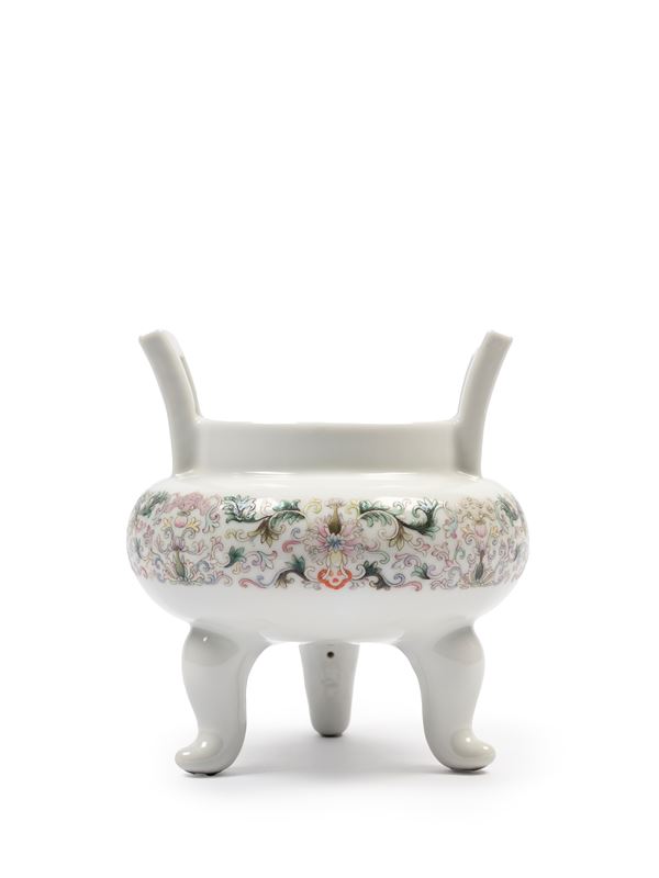 A FAMILLE ROSE PORCELAIN TRIPOD CENSER