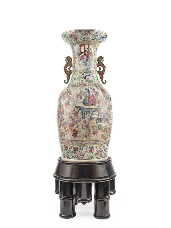 A LARGE FAMILLE ROSE PORCELAIN BALUSTER-SHAPED VASE