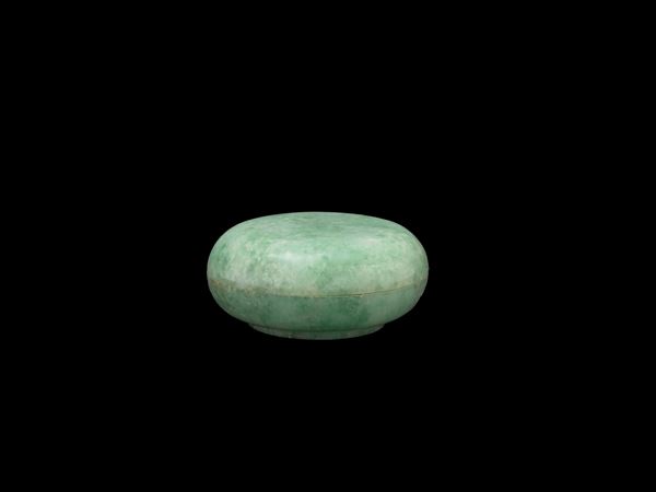 A SMALL JADEITE BOX