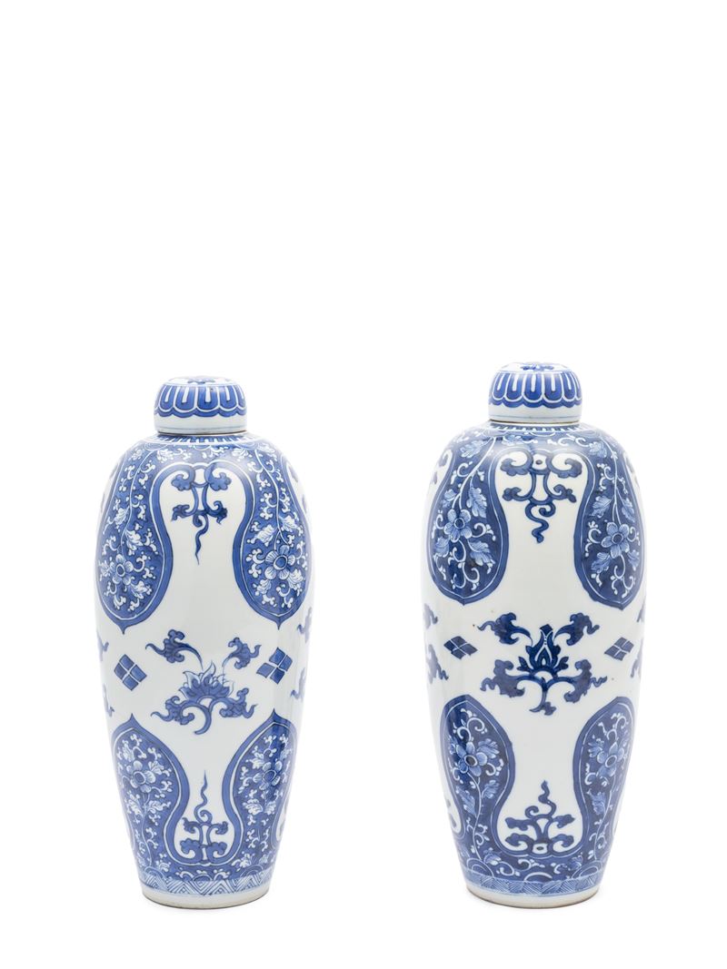 COPPIA DI POTICHES IN PORCELLANA BIANCA E BLU