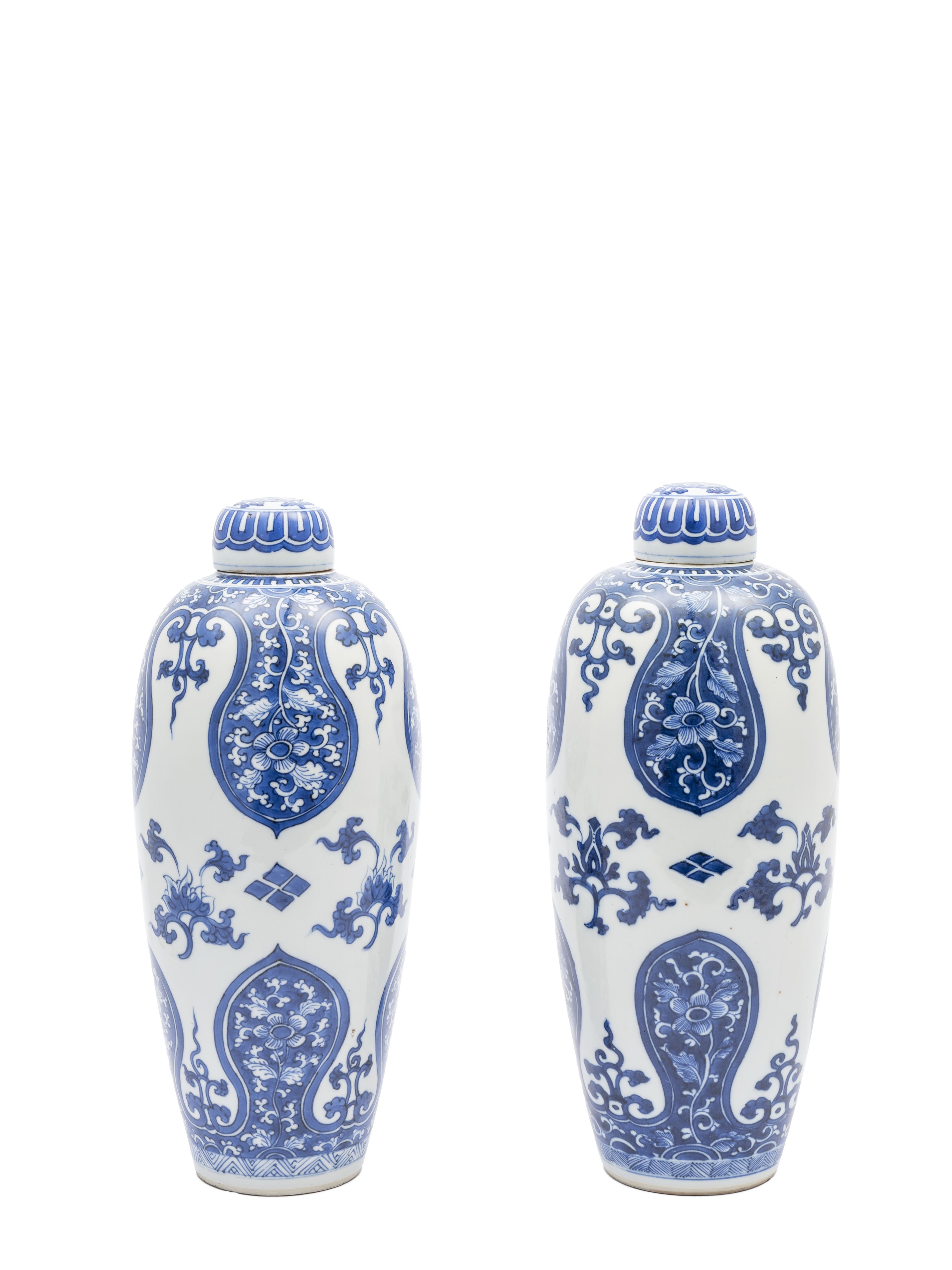 COPPIA DI POTICHES IN PORCELLANA BIANCA E BLU