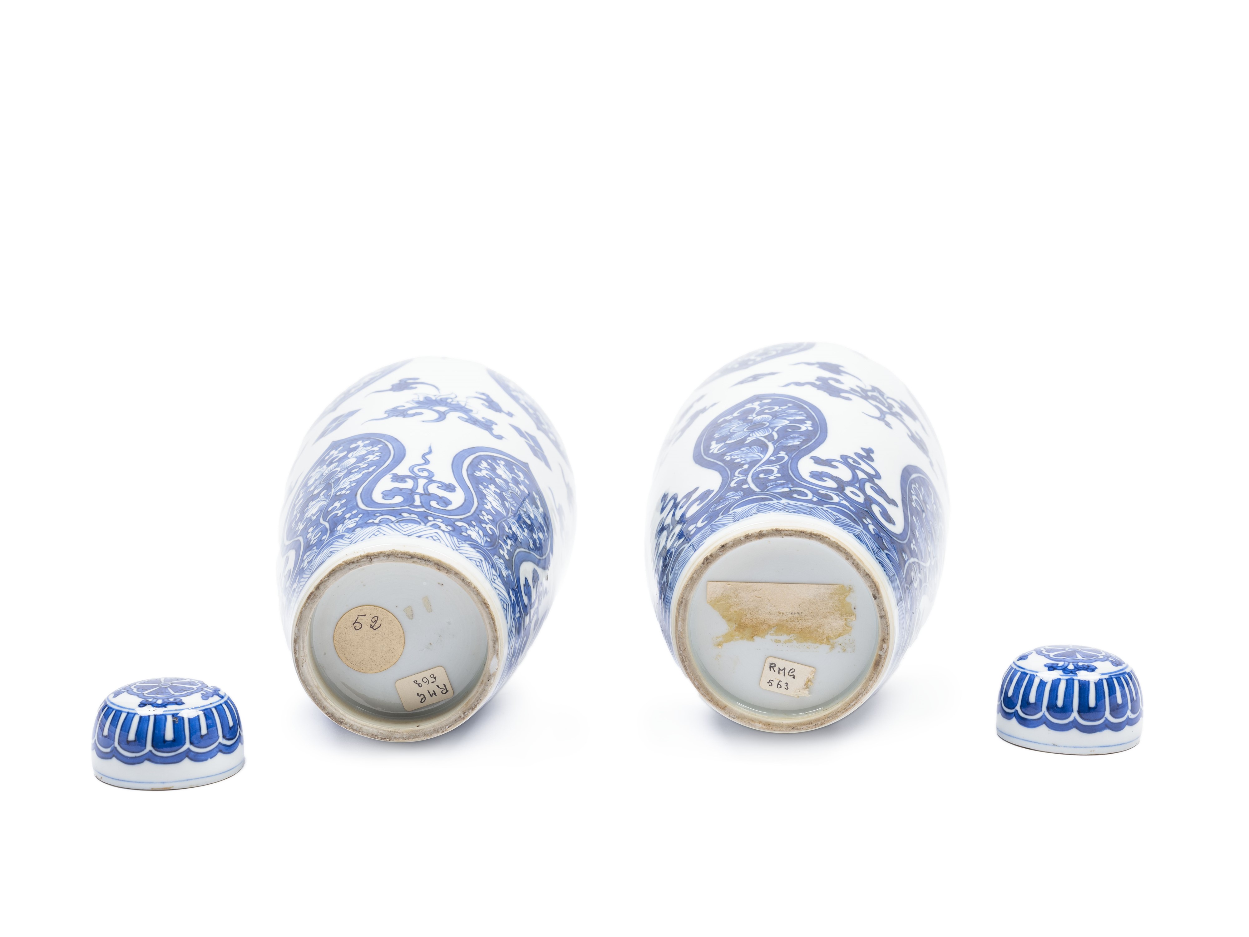 COPPIA DI POTICHES IN PORCELLANA BIANCA E BLU