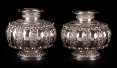 Coppia di vasi in argento, Asia, inizio XX secolo