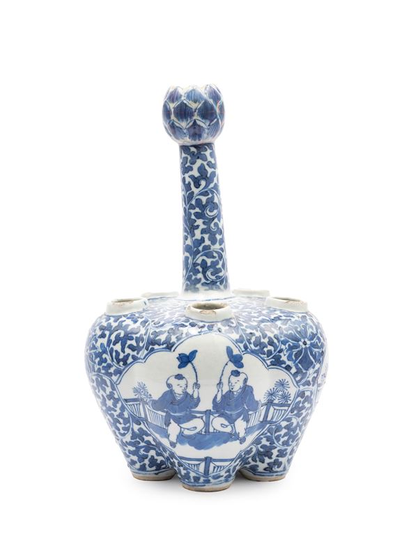 A BLUE AND WHITE PORCELAIN TULIP-VASE