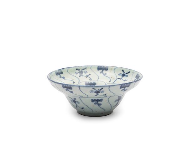 A BLUE AND WHITE PORCELAIN OGEÉ BOWL