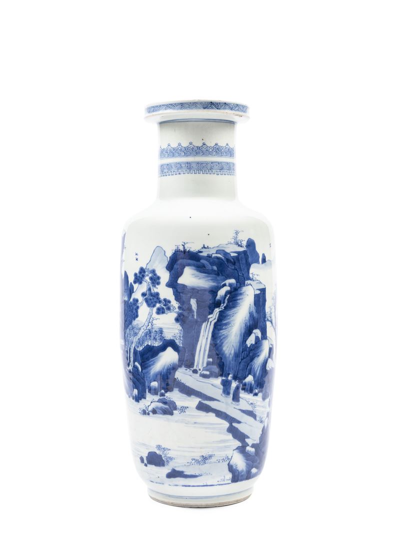 RARO VASO 'ROULEAU' IN PORCELLANA BIANCO E BLU