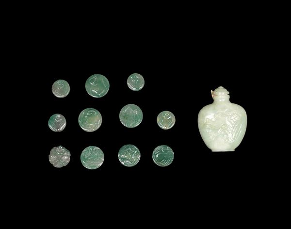 UNDICI INTAGLI IN GIADEITE E UNA SNUFF BOTTLE IN GIADA