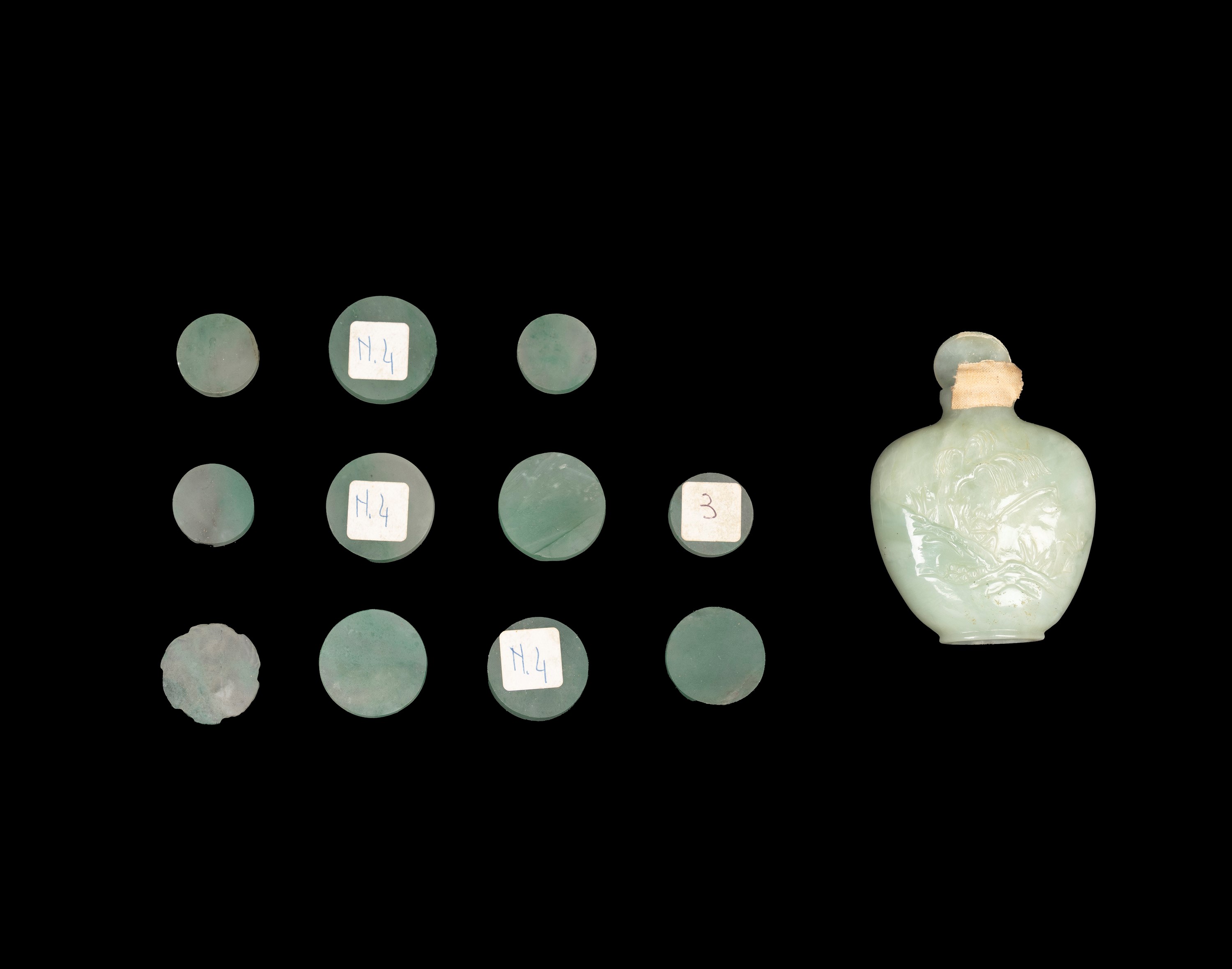 UNDICI INTAGLI IN GIADEITE E UNA SNUFF BOTTLE IN GIADA