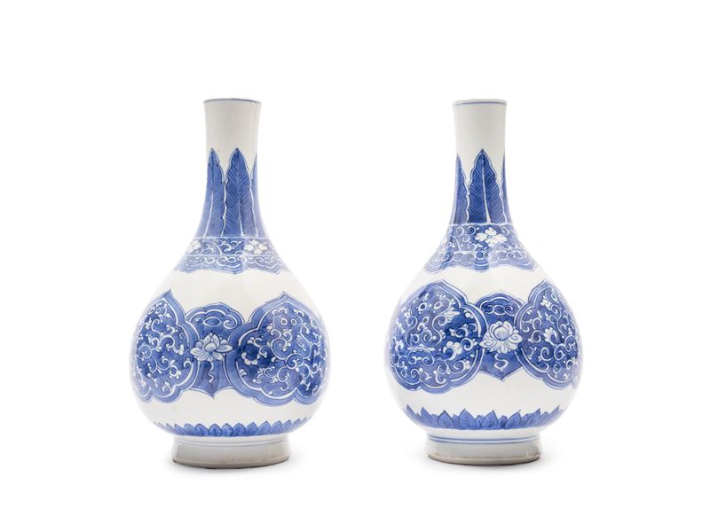 COPPIA DI VASI IN PORCELLANA BIANCA E BLU