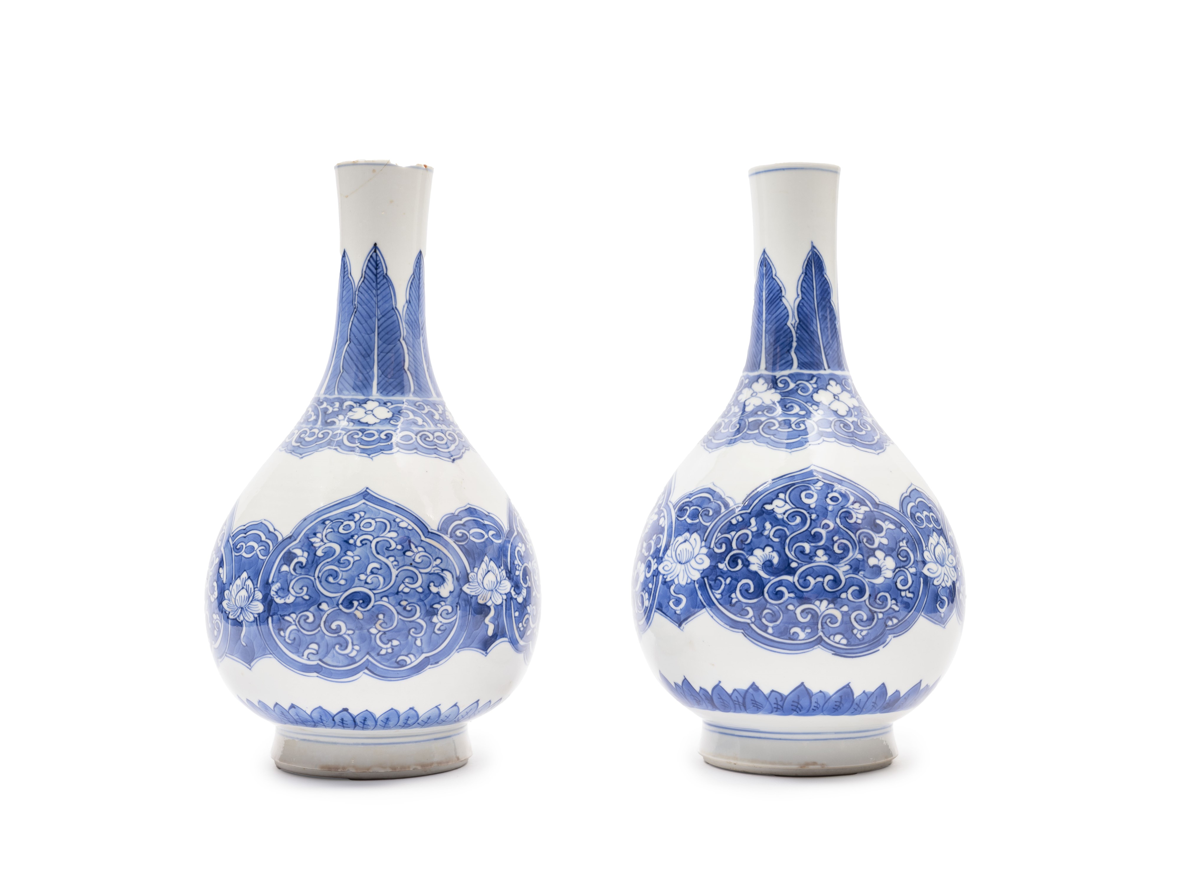 COPPIA DI VASI IN PORCELLANA BIANCA E BLU