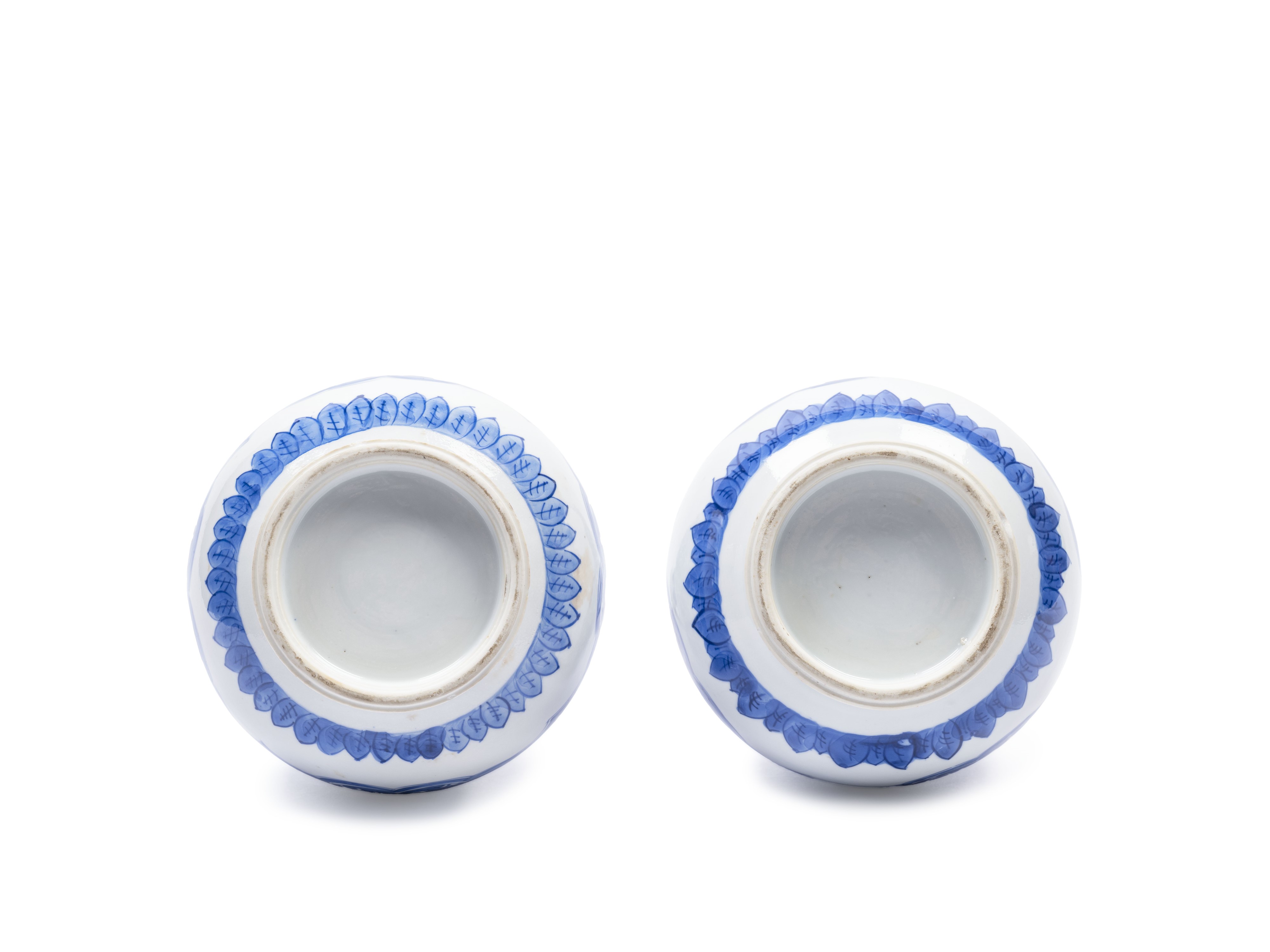 COPPIA DI VASI IN PORCELLANA BIANCA E BLU