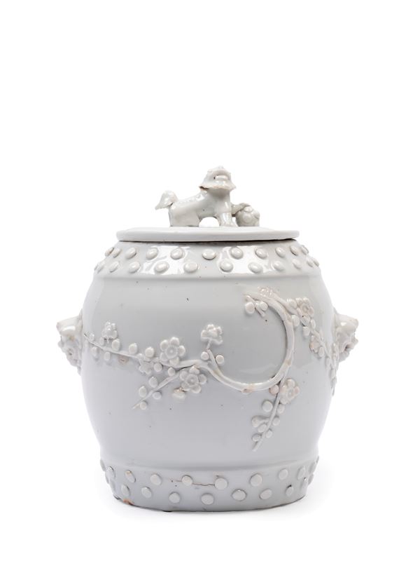 A DRUM-SHAPED DEHUA PORCELAIN VASE