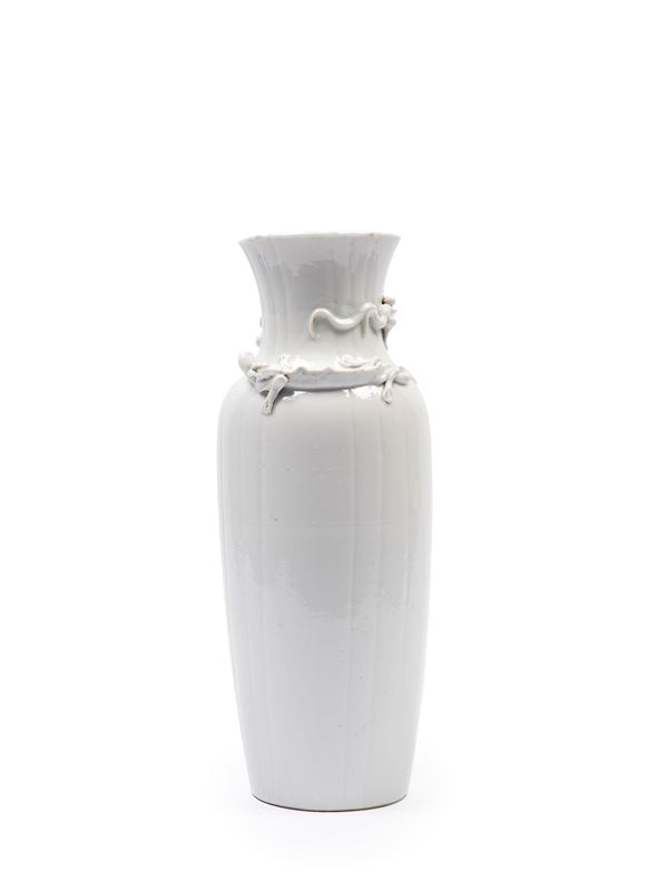 A DEHUA PORCELAIN VASE