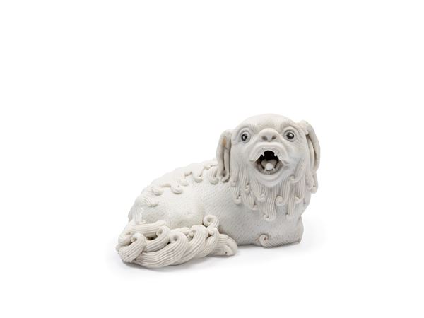 A SMALL DEHUA PORCELAIN FIGURE