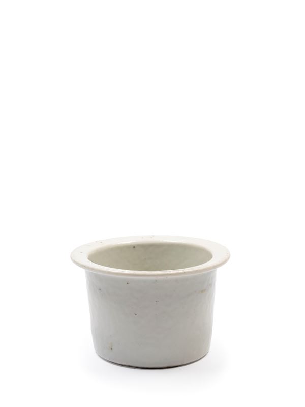 A SMALL PORCELAIN WATER POT