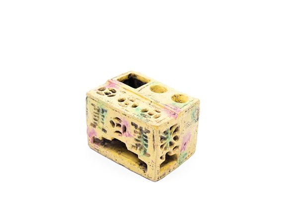 A PORCELAIN INCENSE BURNER