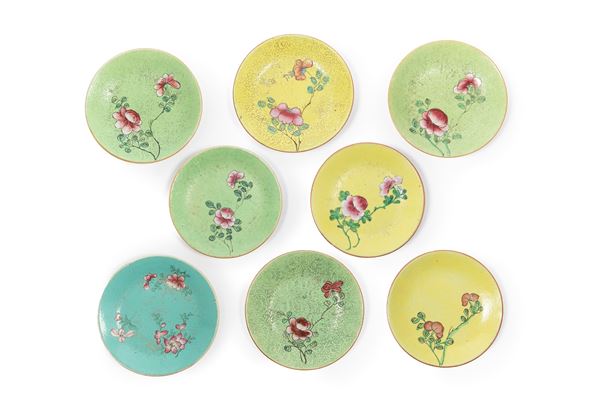 EIGHT FAMILLE ROSE PORCELAIN SMALL DISHES