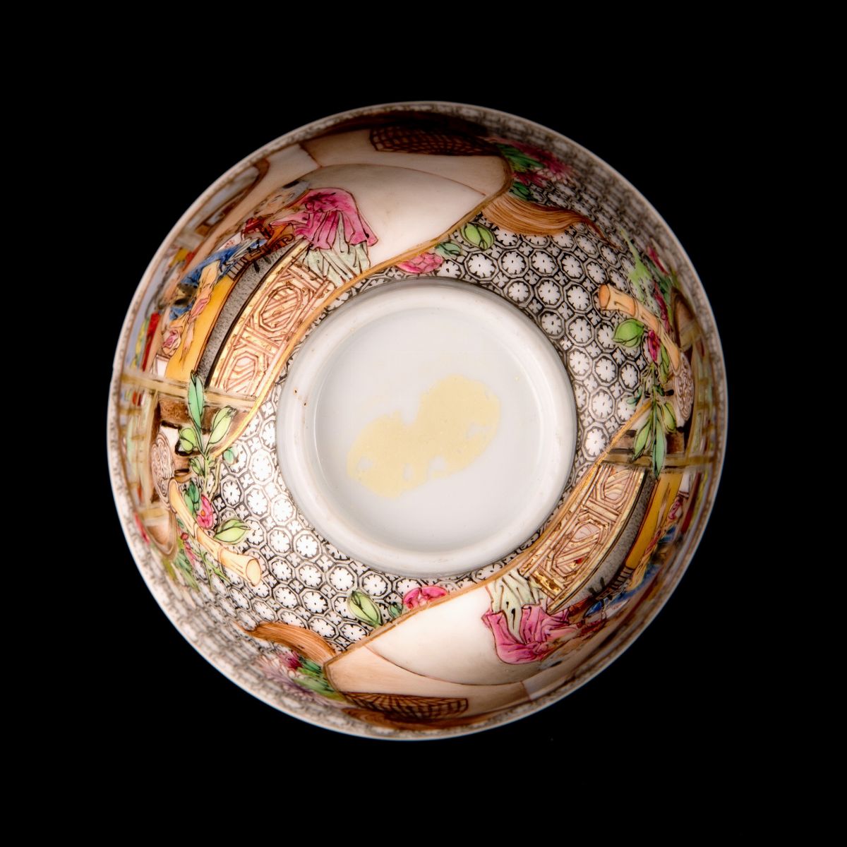Cina, Periodo Yongzheng (1723-1735), Tazza e piattino in porcellana 'guscio d'uovo' Famiglia Rosa